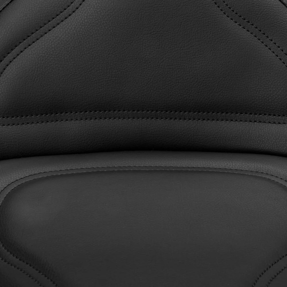 Honda modeller (01-07) Renegade Deluxe solosæde – Saddlemen – ekstra produktvisning med fokus på form, polstring, syninger og finish – billede 3