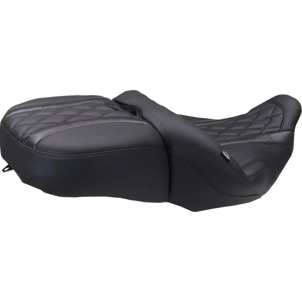 Harley-Davidson Touring (23-26) Deluxe Touring 2-up sæde, diamond – Mustang – Mustang varenr. 89411 – ekstra produktvinkel med fokus på form og finish – billede 2