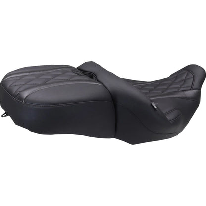 Harley-Davidson Touring (23-26) Deluxe Touring 2-up sæde, diamond – Mustang – Mustang varenr. 89411 – ekstra produktvinkel med fokus på form og finish – billede 2