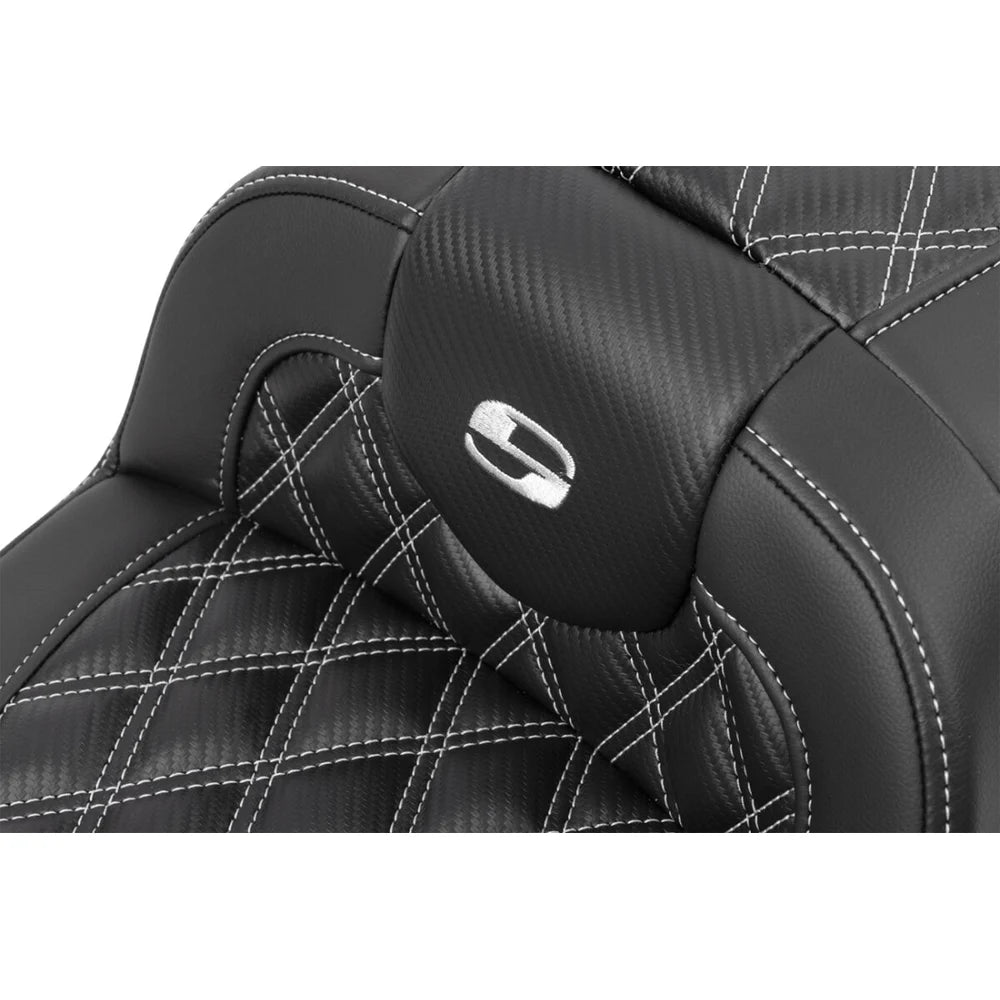 Harley-Davidson Touring (23-26) Roadsofa 2-up sæde Carbon Fiber/ Lattice Stitch/ Perforated sølv syning med førerryglæn – Saddlemen – ekstra produktvisning med fokus på form, polstring, syninger og finish – billede 5