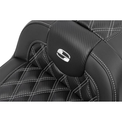 Harley-Davidson Touring (23-26) Roadsofa 2-up sæde Carbon Fiber/ Lattice Stitch/ Perforated sølv syning med førerryglæn – Saddlemen – ekstra produktvisning med fokus på form, polstring, syninger og finish – billede 5