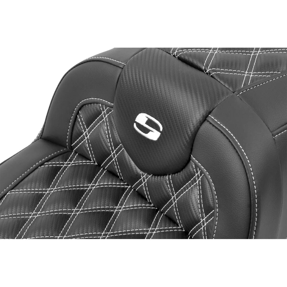 Harley-Davidson Touring (23-26) Roadsofa 2-up sæde Carbon Fiber/ Lattice Stitch/ Perforated hvid syning med førerryglæn – Saddlemen – ekstra produktvisning med fokus på form, polstring, syninger og finish – billede 2
