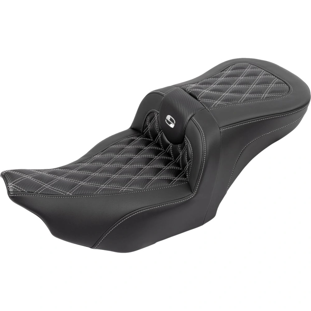 Harley-Davidson Touring (23-26) Roadsofa 2-up sæde Carbon Fiber/ Lattice Stitch/ Perforated sølv syning med førerryglæn – Saddlemen – ekstra produktvisning med fokus på form, polstring, syninger og finish – billede 6