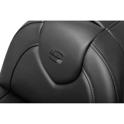 Harley-Davidson Softail (18-20) Roadsofa 2-up sæde med førerryglæn – Saddlemen – ekstra produktvisning med fokus på form, polstring, syninger og finish – billede 4