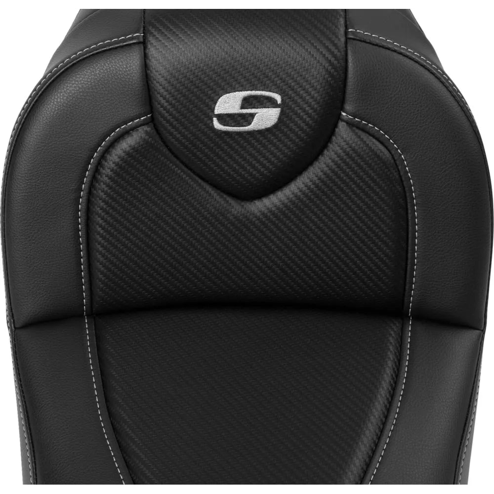Harley-Davidson Dyna (04-05) Roadsofa 2-up sæde Carbon Fiber – Saddlemen – ekstra produktvisning med fokus på form, polstring, syninger og finish – billede 3