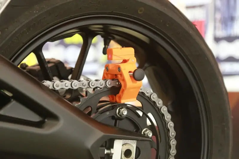 Tru-Tension Laser Monkey – laser til kæde- og hjuljustering – Laser Monkey monteret ved motorcyklens baghjul