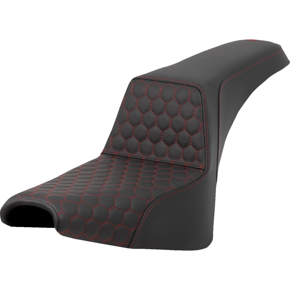 Harley-Davidson Softail (18-26) Step-Up 2-up sæde Honeycomb rød syning, 26 cm (10-1/4") – Saddlemen