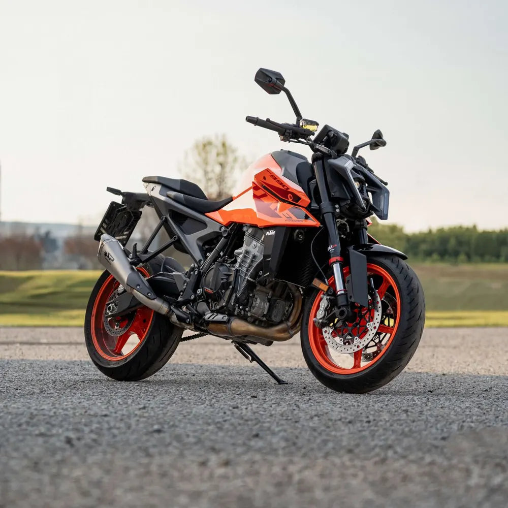 KTM DUKE 990 / DUKE 990 R / RC R 990 (24-26) Konix Evo slip-on, titanium – Spark – monteret på motorcykel, design og linjeføring, billede 3