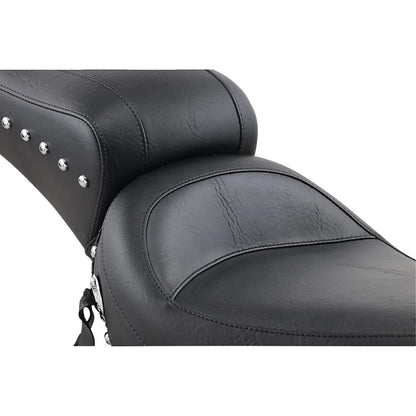 Harley-Davidson Touring (80-84) 2-up sæde – Mustang – Mustang varenr. 75302 – ekstra produktvinkel med fokus på form og finish – billede 3