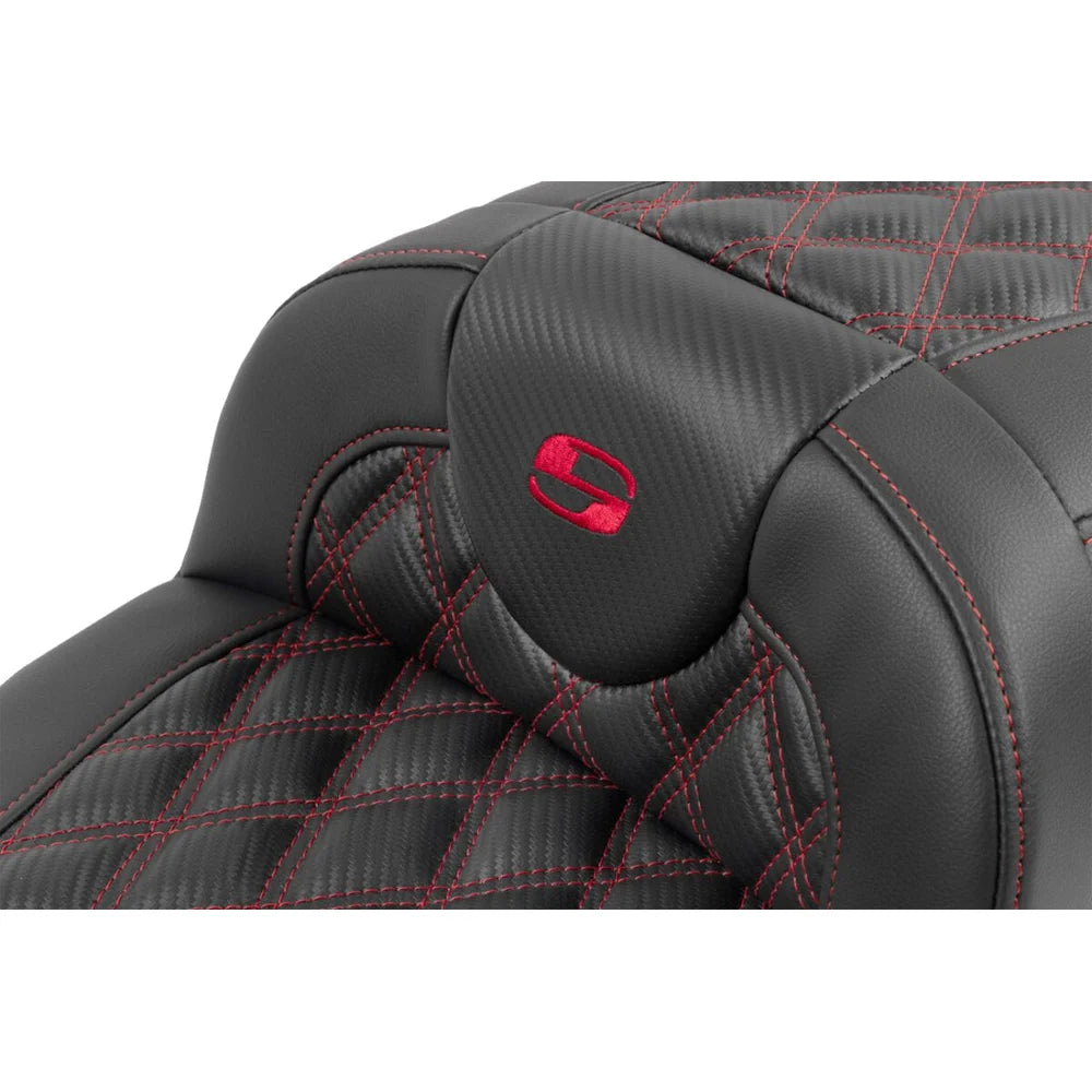 Harley-Davidson Touring (23-26) Roadsofa 2-up sæde Carbon Fiber/ Lattice Stitch/ Perforated rød syning Extended Reach (823-07-207B4) – Saddlemen – ekstra produktvisning med fokus på form, polstring, syninger og finish – billede 5