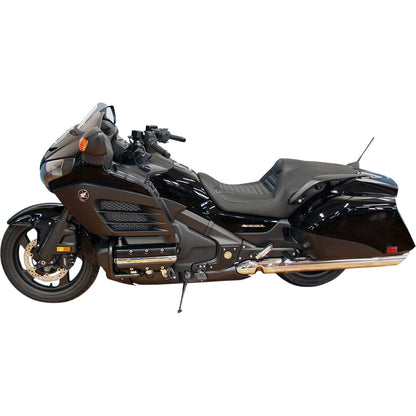 Honda Gold Wing F6B (13-16) Tripper Fastback 2-up sæde, tuck & roll – Mustang – Mustang varenr. 76841 – ekstra produktvinkel med fokus på form og finish – billede 3