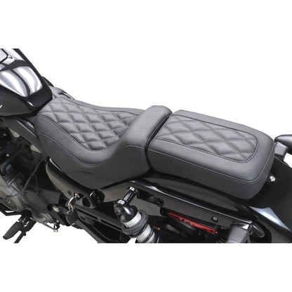 Harley-Davidson Sportster (22-26) Tripper passagersæde, diamond – Mustang – Mustang varenr. 83101 – ekstra produktvinkel med fokus på form og finish – billede 3