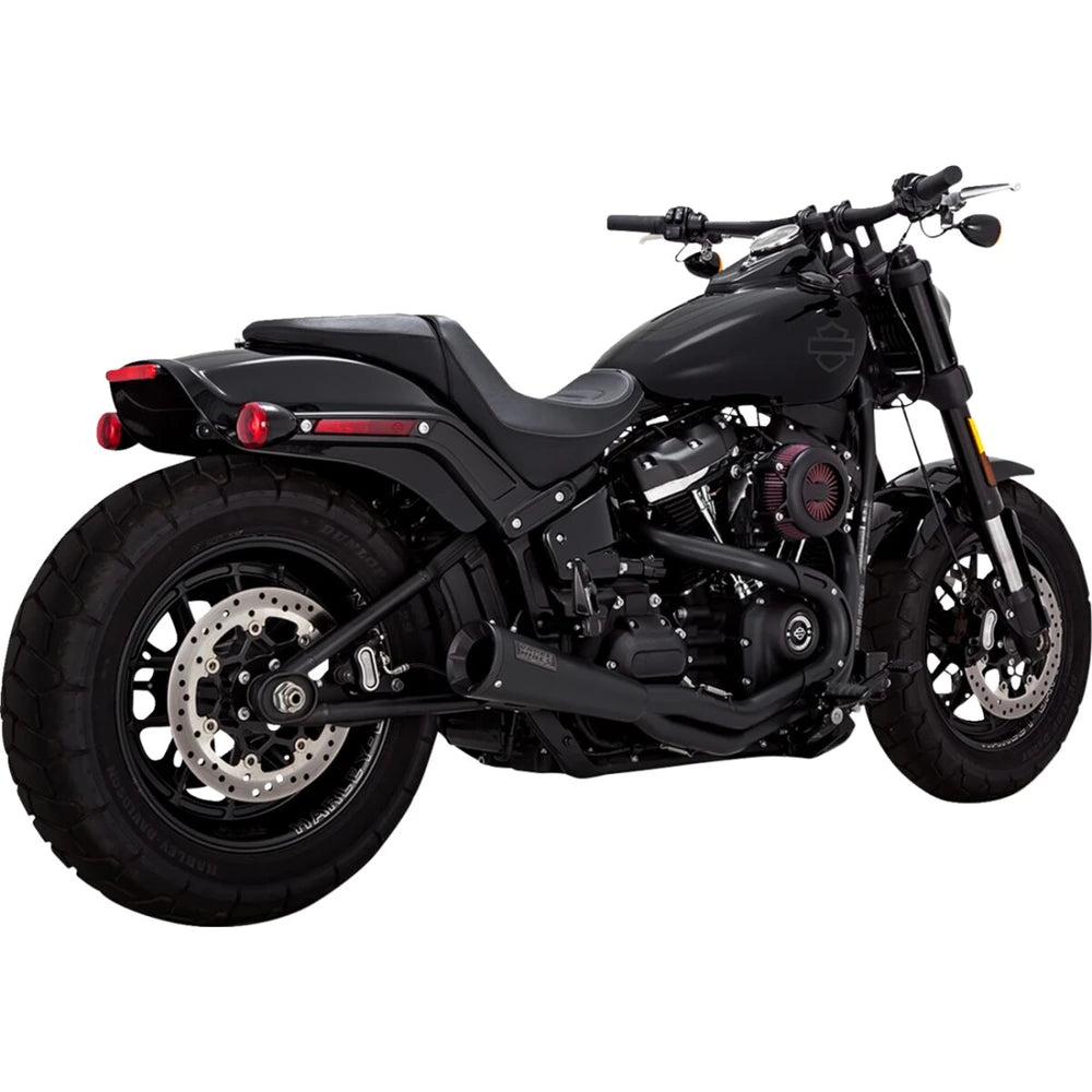 Harley-Davidson Softail (18-24) 2-into-1 Upsweep komplet udstødning, sort – Vance & Hines – monteret på motorcykel – design og pasform 3