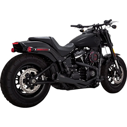 Harley-Davidson Softail (18-24) 2-into-1 Upsweep komplet udstødning, sort – Vance & Hines – monteret på motorcykel – design og pasform 3