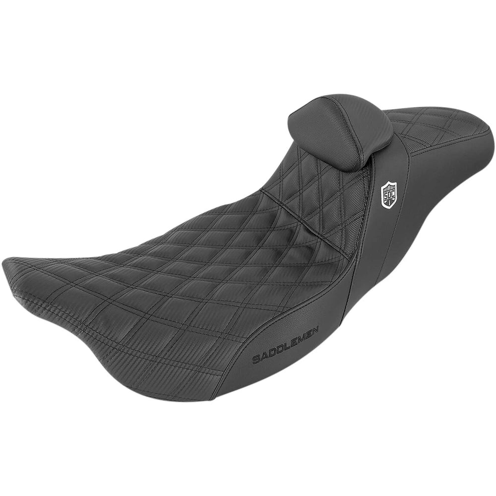 Harley-Davidson Touring (08-24) Pro Series SDC Performance 2-up sæde Black Gripper Lumbar/ Carbon Fiber Lattice Stitched med førerryglæn – Saddlemen – ekstra produktvisning med fokus på form, polstring, syninger og finish – billede 2