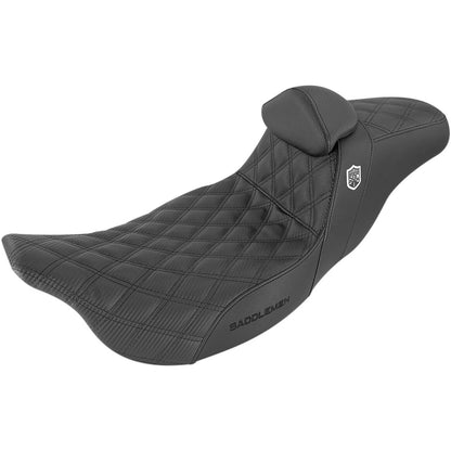 Harley-Davidson Touring (08-24) Pro Series SDC Performance 2-up sæde Black Gripper Lumbar/ Carbon Fiber Lattice Stitched med førerryglæn – Saddlemen – ekstra produktvisning med fokus på form, polstring, syninger og finish – billede 2