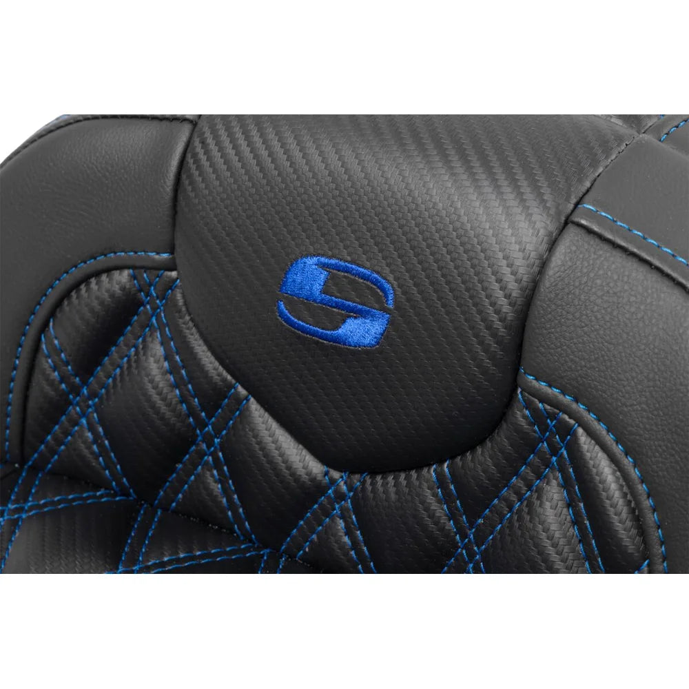 Harley-Davidson Touring (23-26) Roadsofa 2-up sæde Carbon Fiber/ Lattice Stitch/ Perforated blå syning – Saddlemen – ekstra produktvisning med fokus på form, polstring, syninger og finish – billede 3