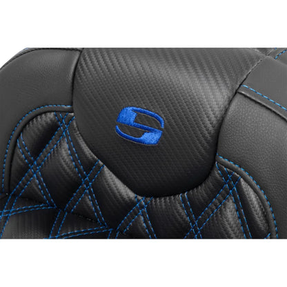 Harley-Davidson Touring (23-26) Roadsofa 2-up sæde Carbon Fiber/ Lattice Stitch/ Perforated blå syning – Saddlemen – ekstra produktvisning med fokus på form, polstring, syninger og finish – billede 3