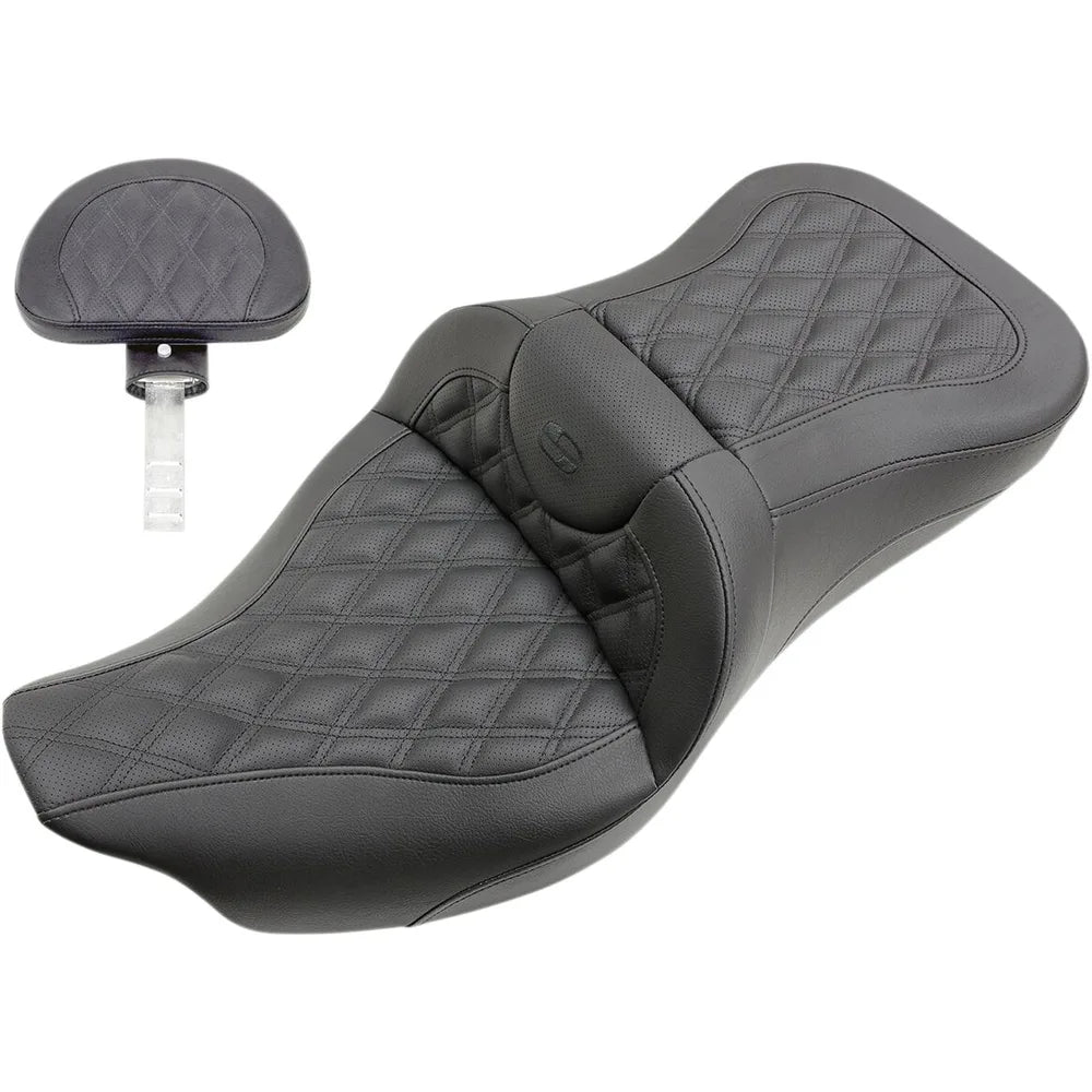 Harley-Davidson Touring (08-25) Roadsofa 2-up sæde Full Lattice Stitch med førerryglæn – Saddlemen – ekstra produktvisning med fokus på form, polstring, syninger og finish – billede 2