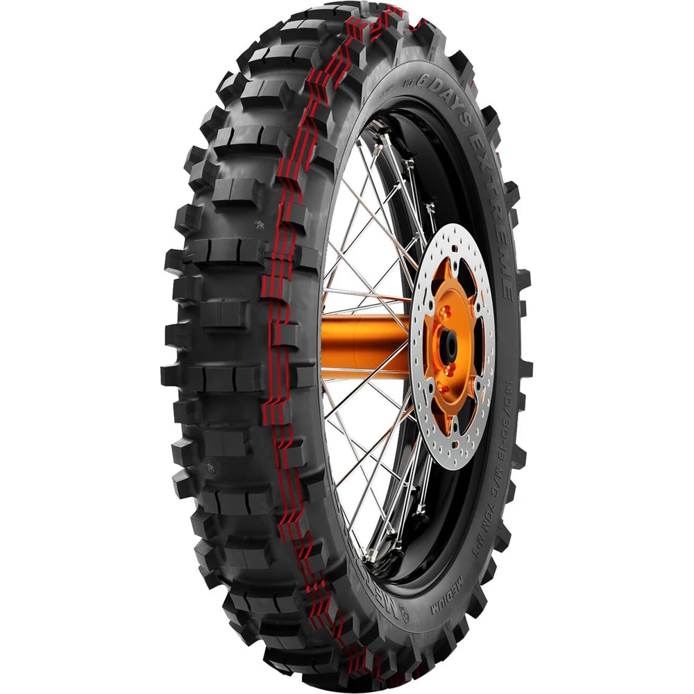 Metzeler MCE 6 Days Extreme 140/80-18 70M TT Medium – bagdæk – originalt Metzeler MC-dæk med traktion og kontrol på løst underlag.