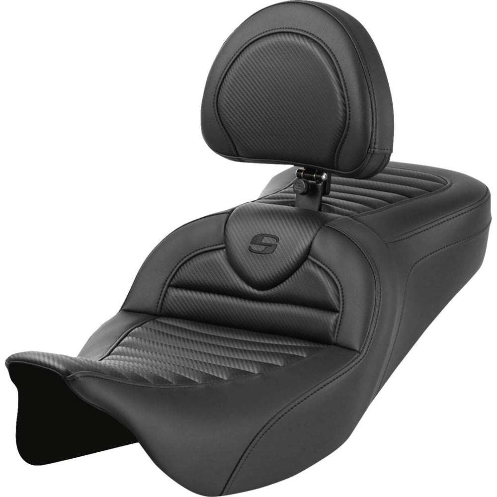Harley-Davidson Touring (08-24) Roadsofa 2-up sæde Carbon Fiber/ Tuck-n-Roll med førerryglæn – Saddlemen