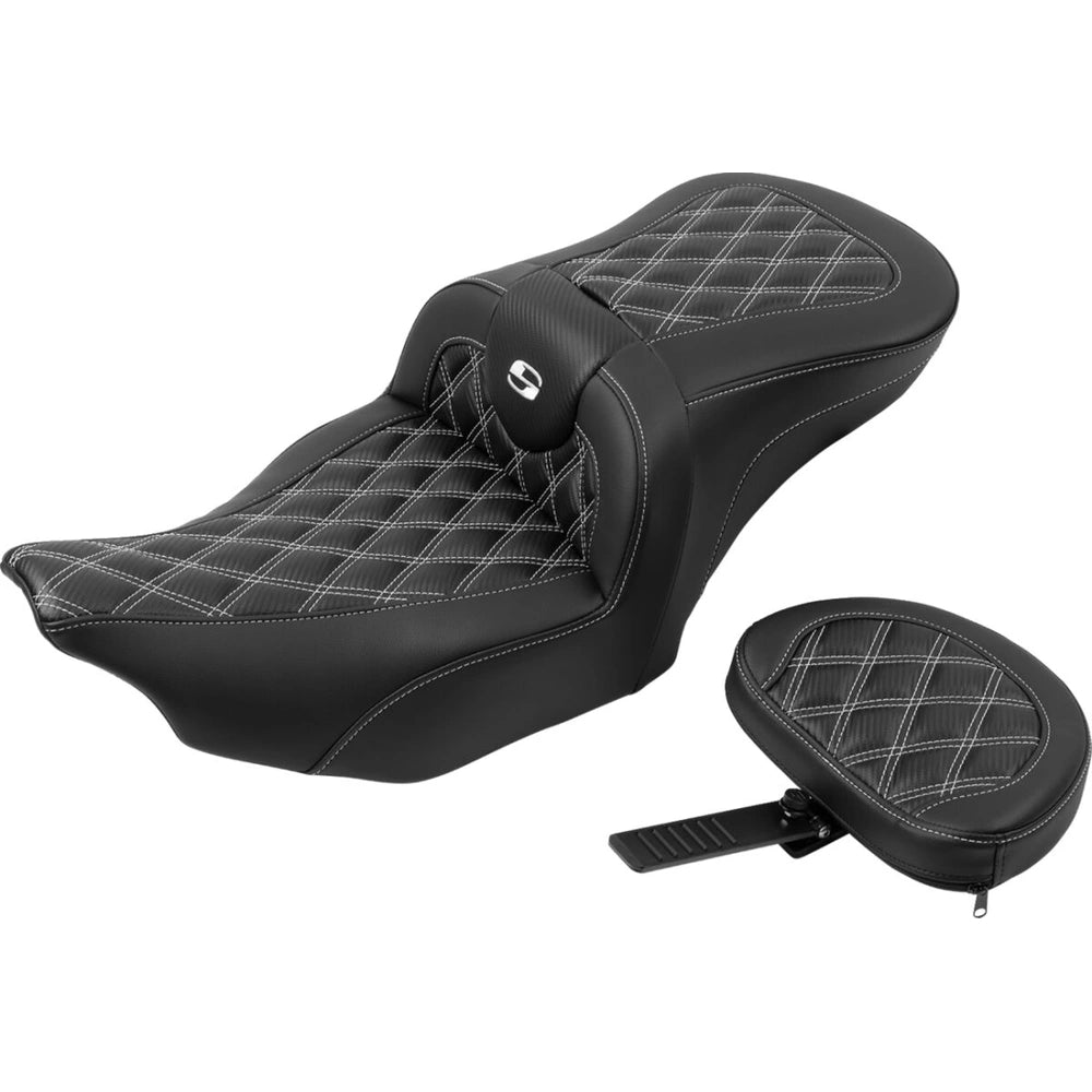 Harley-Davidson Touring (23-26) Roadsofa 2-up sæde Carbon Fiber/ Lattice Stitch/ Perforated hvid syning med førerryglæn – Saddlemen – ekstra produktvisning med fokus på form, polstring, syninger og finish – billede 3