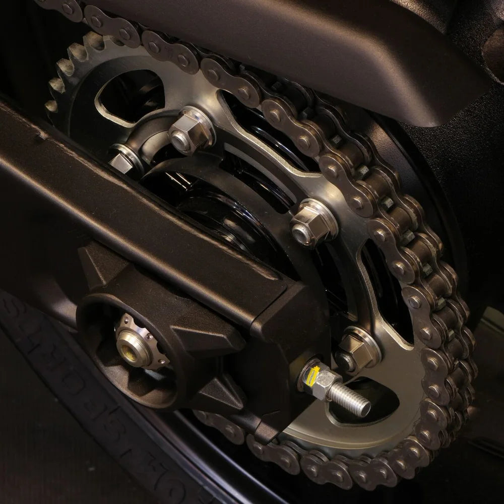 Bagakselmøtrik, M25 x 1,5 – Grade 5 titanium, TINUT25150001Z2 – Pro-Bolt – monteret på motorcykel