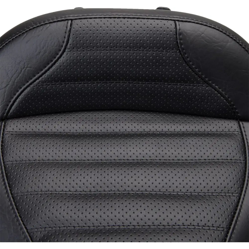 Harley-Davidson Softail (18-26) solosæde, tuck & roll – Mustang – Mustang varenr. 75832 – detalje af materiale, syninger og finish – billede 2