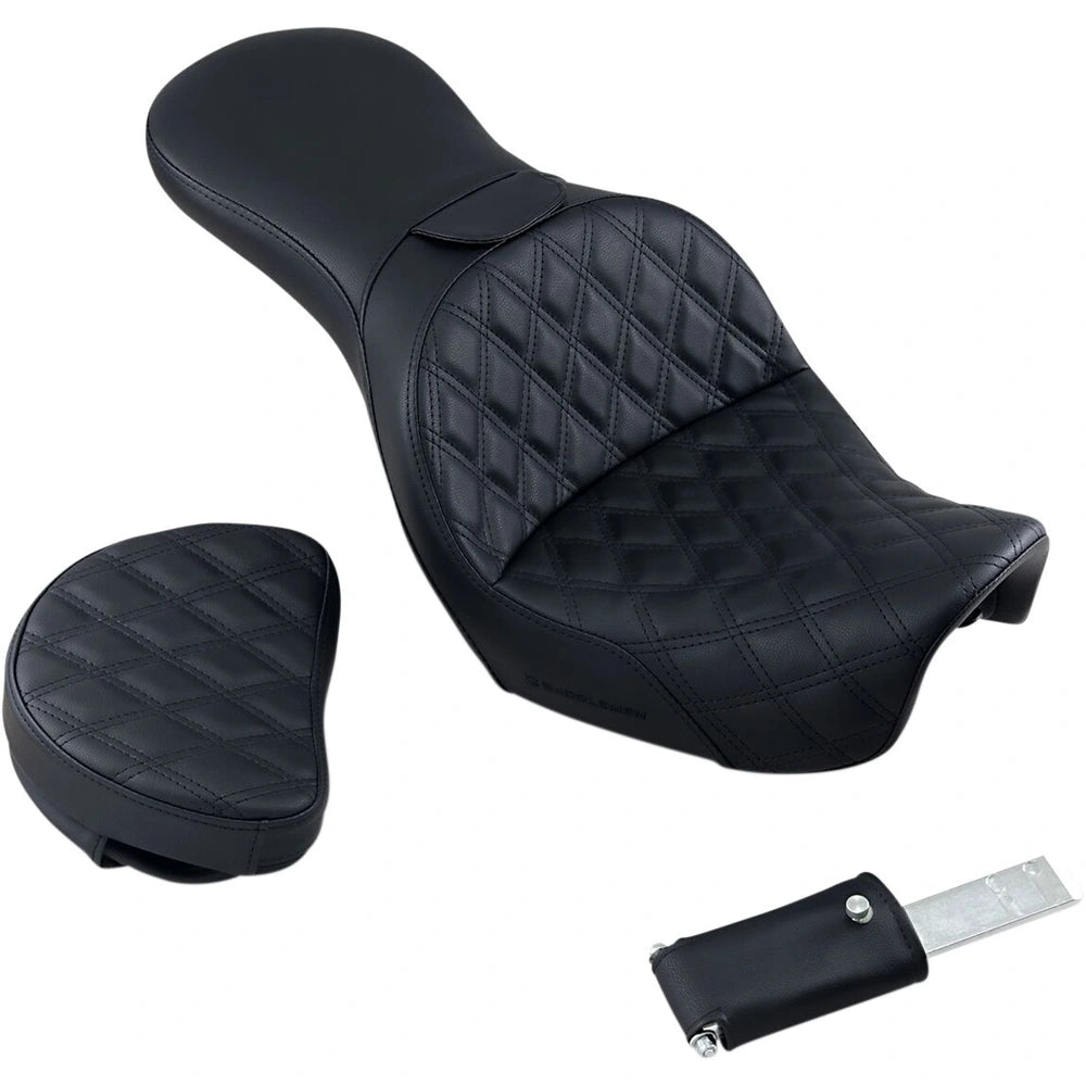 Harley-Davidson Dyna (06-17) Explorer 2-up sæde Lattice Stitch med førerryglæn – Saddlemen – ekstra produktvisning med fokus på form, polstring, syninger og finish – billede 3