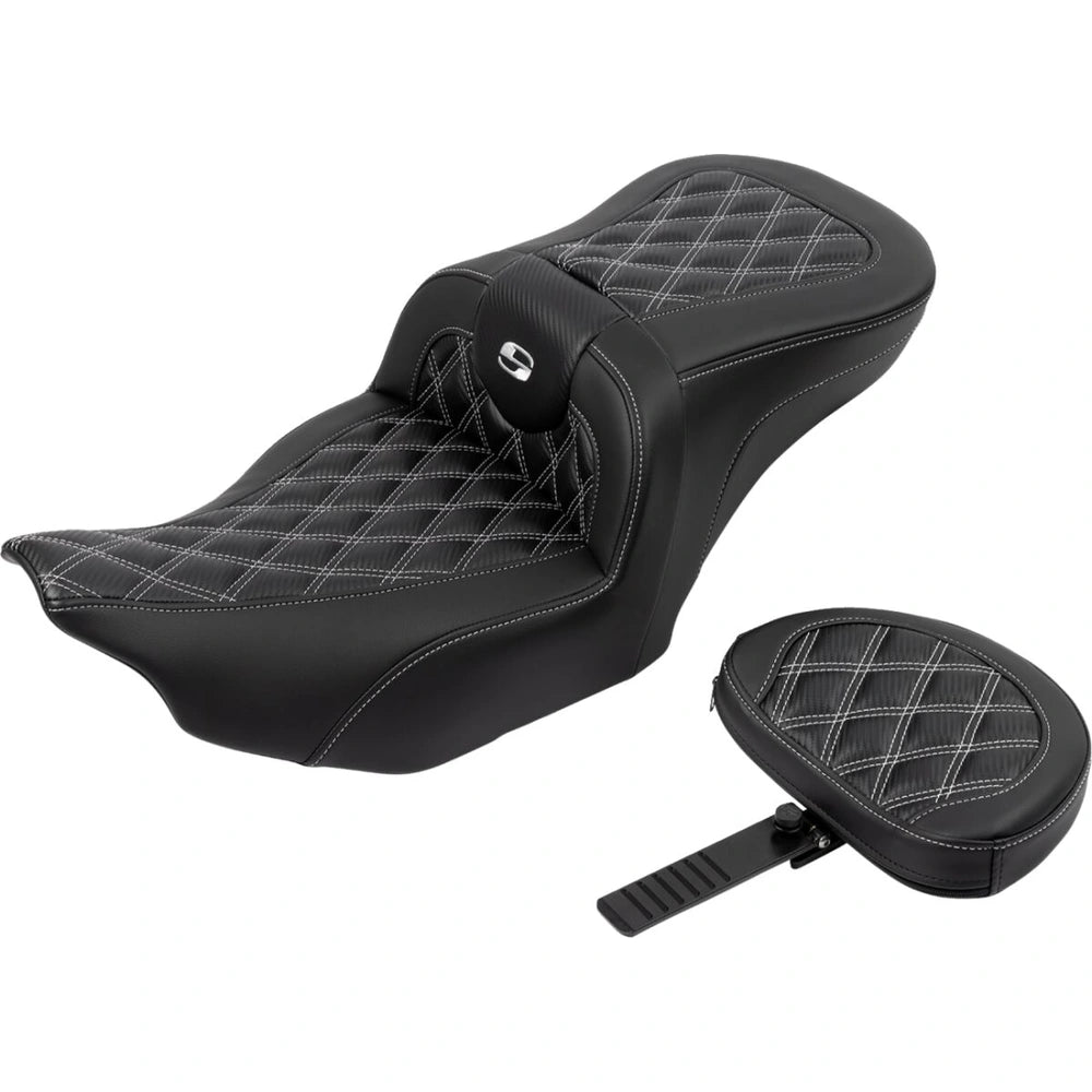 Harley-Davidson Touring (23-26) Roadsofa 2-up sæde Carbon Fiber/ Lattice Stitch/ Perforated sølv syning med førerryglæn – Saddlemen – ekstra produktvisning med fokus på form, polstring, syninger og finish – billede 4