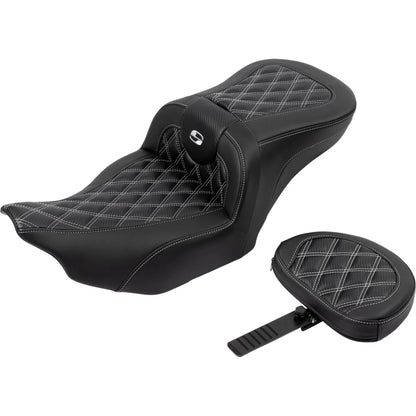 Harley-Davidson Touring (23-26) Roadsofa 2-up sæde Carbon Fiber/ Lattice Stitch/ Perforated sølv syning med førerryglæn – Saddlemen – ekstra produktvisning med fokus på form, polstring, syninger og finish – billede 4