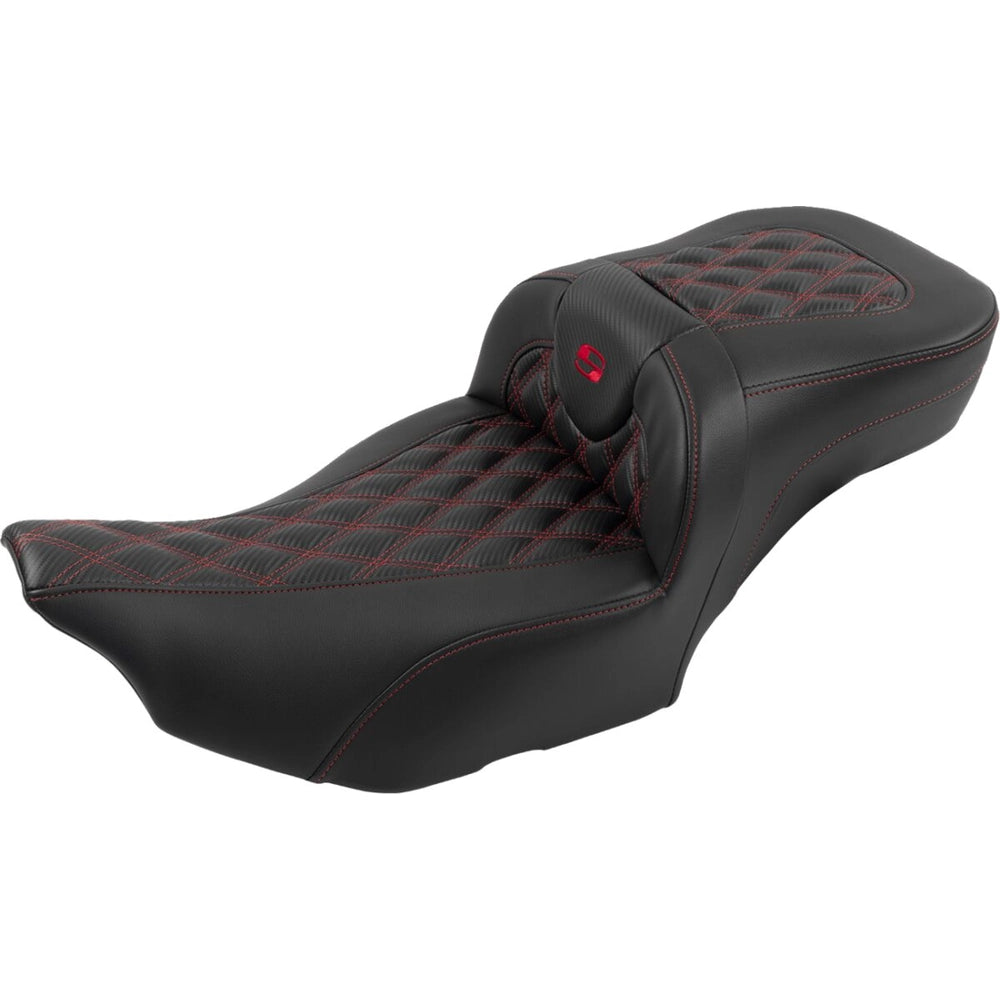 Harley-Davidson Touring (23-26) Roadsofa 2-up sæde Carbon Fiber/ Lattice Stitch/ Perforated rød syning Extended Reach (823-07-207B4) – Saddlemen – ekstra produktvisning med fokus på form, polstring, syninger og finish – billede 3