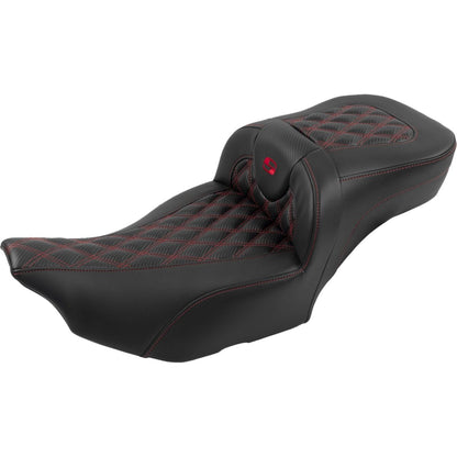 Harley-Davidson Touring (23-26) Roadsofa 2-up sæde Carbon Fiber/ Lattice Stitch/ Perforated rød syning Extended Reach (823-07-207B4) – Saddlemen – ekstra produktvisning med fokus på form, polstring, syninger og finish – billede 3