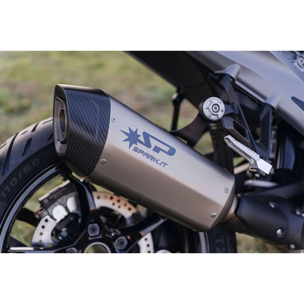 BMW R 1300 GS (23-26) Fighter Evo slip-on, titanium – Spark – monteret på motorcykel, design og linjeføring, billede 5