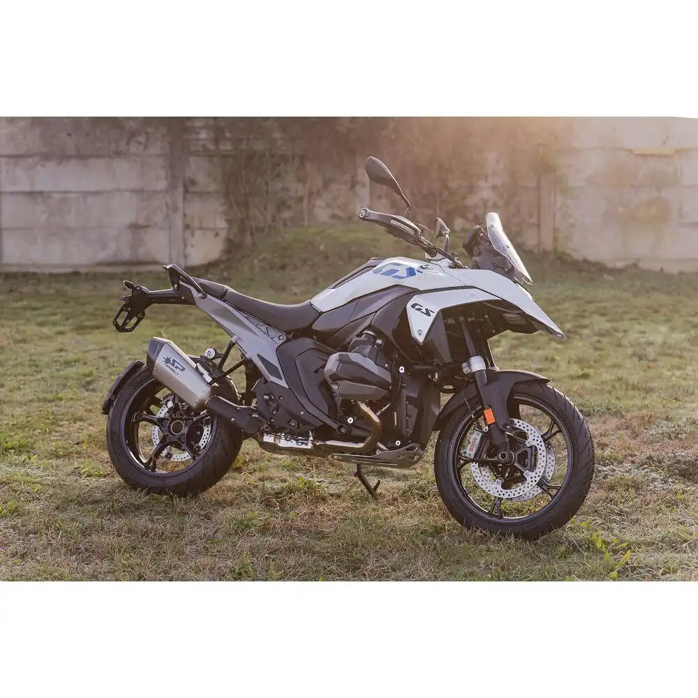 BMW R 1300 GS (23-26) Fighter Evo slip-on, titanium – Spark – monteret på motorcykel, design og linjeføring, billede 6