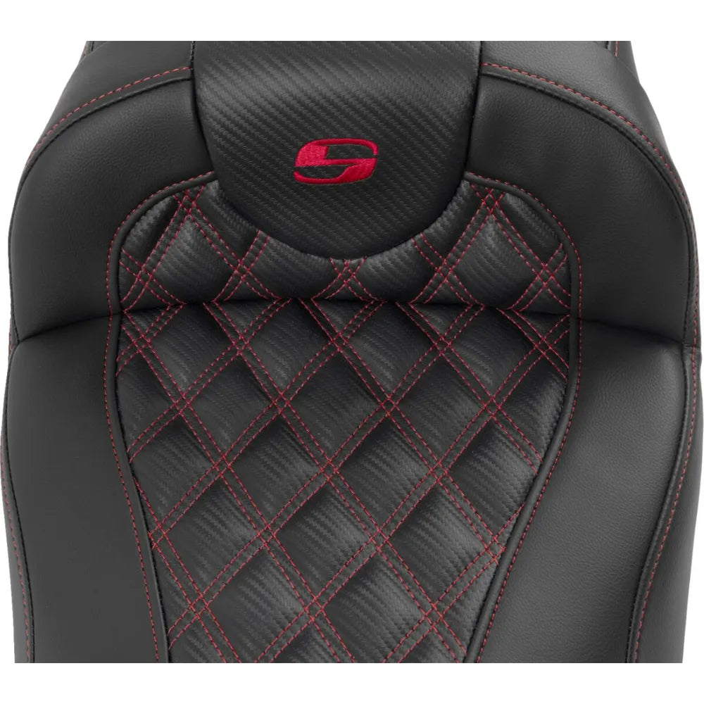Harley-Davidson Touring (23-26) Roadsofa 2-up sæde Carbon Fiber/ Lattice Stitch/ Perforated rød syning Extended Reach (823-07-207B4) – Saddlemen – ekstra produktvisning med fokus på form, polstring, syninger og finish – billede 6