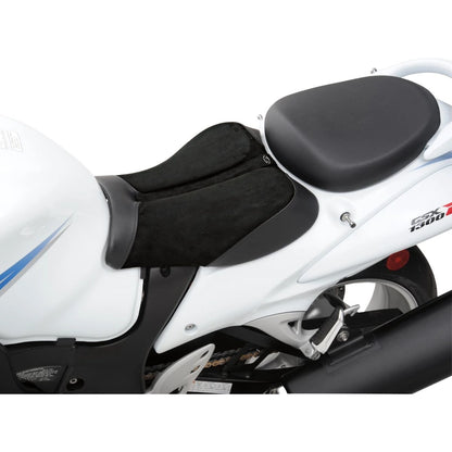 Suzuki modeller (08-20) Sport solosæde – Saddlemen – ekstra produktvisning med fokus på form, polstring, syninger og finish – billede 4