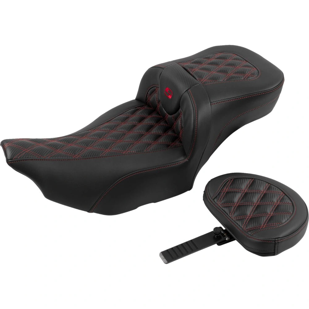 Harley-Davidson Touring (23-26) Roadsofa 2-up sæde Carbon Fiber/ Lattice Stitch/ Perforated rød syning Extended Reach (823-07-207B4) – Saddlemen – ekstra produktvisning med fokus på form, polstring, syninger og finish – billede 2