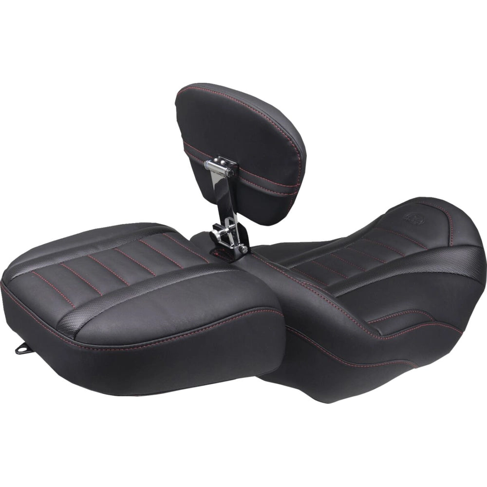 Harley-Davidson Touring (23-26) Touring Wide passagersæde, rød syning – Mustang – Mustang varenr. 88420DC – ekstra produktvinkel med fokus på form og finish – billede 2