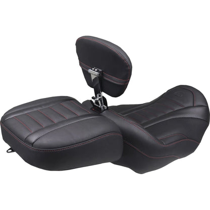 Harley-Davidson Touring (23-26) Touring Wide passagersæde, rød syning – Mustang – Mustang varenr. 88420DC – ekstra produktvinkel med fokus på form og finish – billede 2