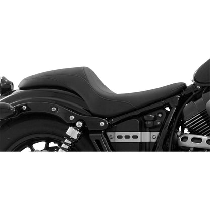 Yamaha Bolt R-Spec (14-24) Tripper Fastback 2-up sæde – Mustang – Mustang varenr. 75690 – ekstra produktvinkel med fokus på form og finish – billede 4