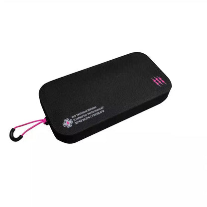 Vandtæt opbevaringstaske – Muc-Off Waterproof Essentials Case – sort – vandtæt opbevaringstaske set i skrå vinkel