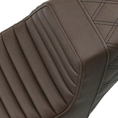 Harley-Davidson Sportster (04-22) Step-Up 2-up sæde Front Tuck-n-Roll/ Rear Lattice Stitch, med førerryglæn (807-11-176BR) – Saddlemen – ekstra produktvisning med fokus på form, polstring, syninger og finish – billede 2
