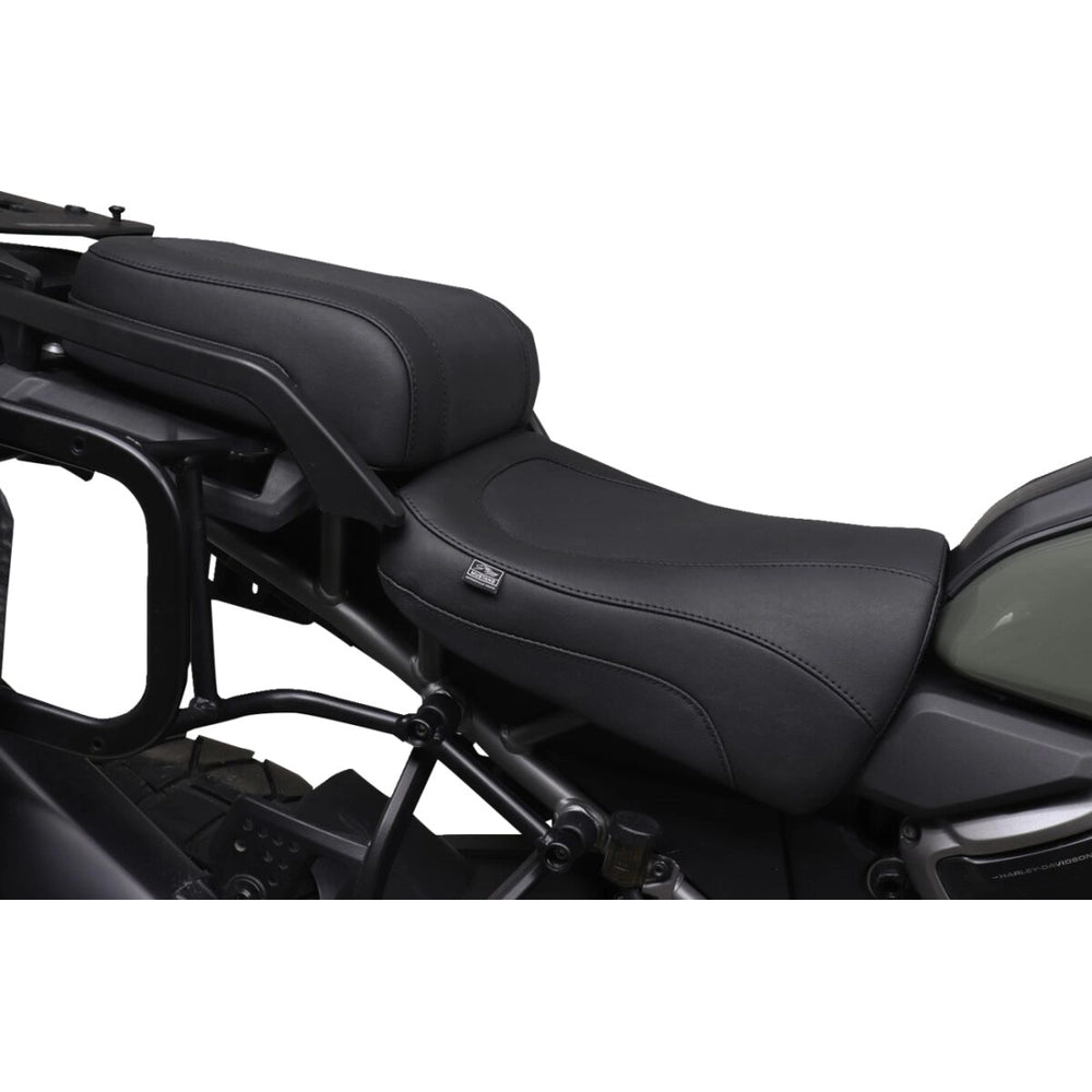 Harley-Davidson Pan America Special (21-26) Adventure 2-up sæde – Mustang – Mustang varenr. 84810 – ekstra produktvinkel med fokus på form og finish – billede 4