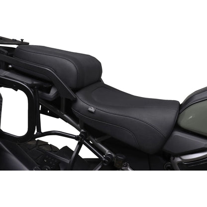 Harley-Davidson Pan America Special (21-26) Adventure 2-up sæde – Mustang – Mustang varenr. 84810 – ekstra produktvinkel med fokus på form og finish – billede 4