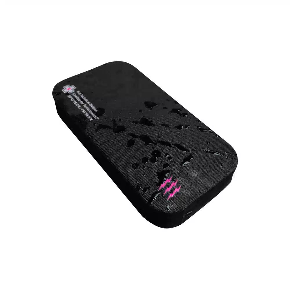 Vandtæt opbevaringstaske – Muc-Off Waterproof Essentials Case – sort – vandtæt overflade med vanddråber