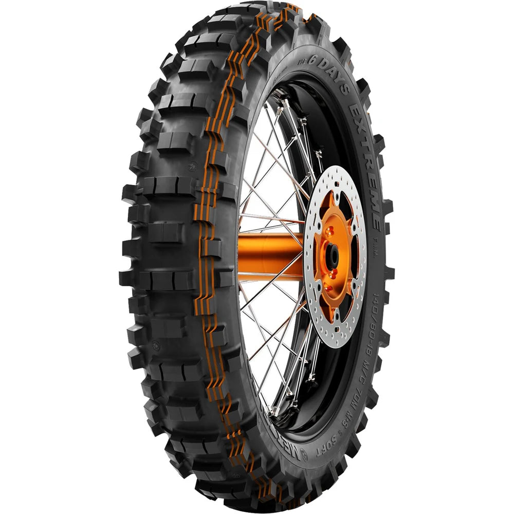 Metzeler MCE 6 Days Extreme 140/80-18 70M TT Soft – bagdæk – originalt Metzeler MC-dæk med traktion og kontrol på løst underlag.