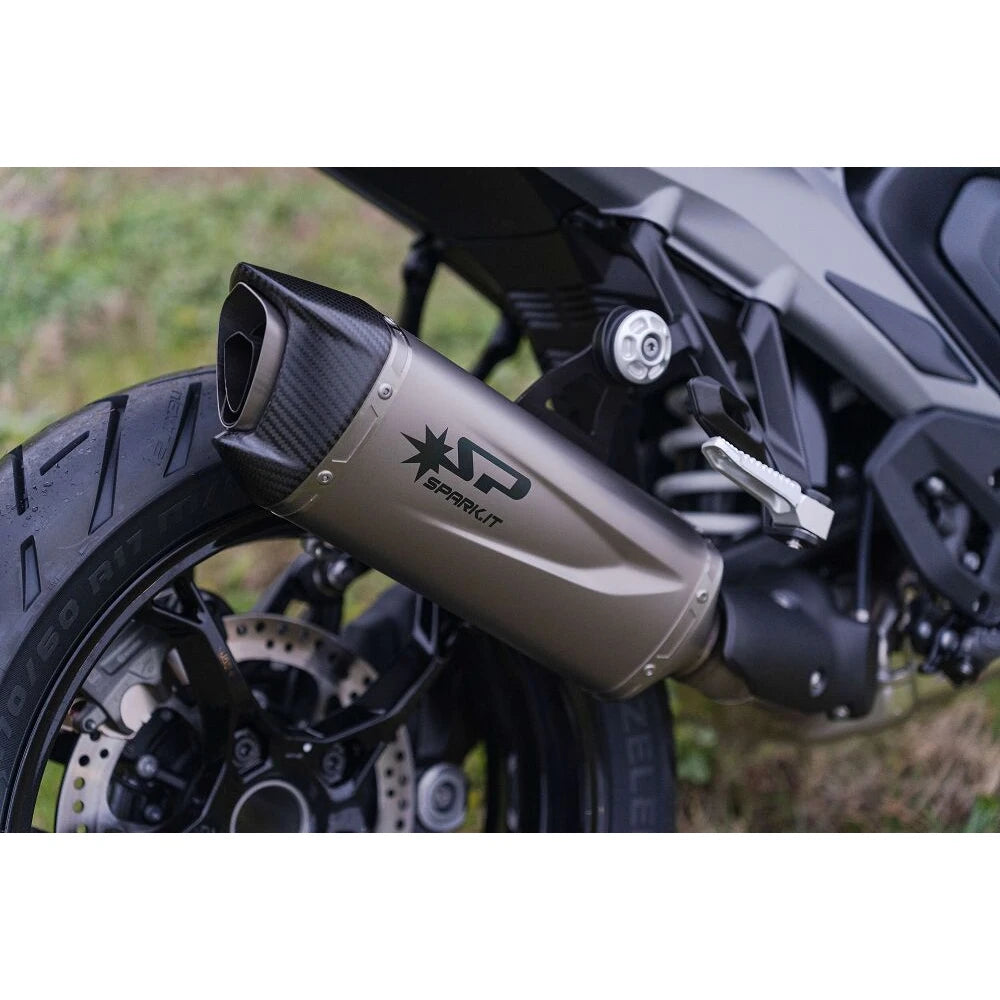 BMW R 1300 GS (23-26) Force Evo slip-on, titanium – Spark – monteret på motorcykel, design og linjeføring, billede 8