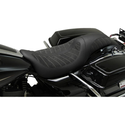 Harley-Davidson Touring (08-25) Kodlin Signature Series 2-up sæde – Mustang – Mustang varenr. 76292 – ekstra produktvinkel med fokus på form og finish – billede 3