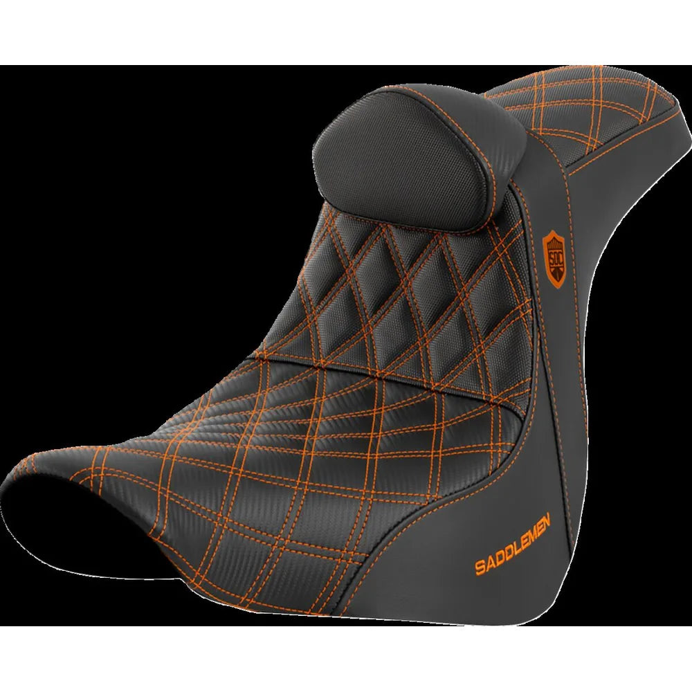 Harley-Davidson Softail (18-26) Pro Series SDC Performance 2-up sæde Black Gripper Lumbar/ Carbon Fiber orange syning med førerryglæn – Saddlemen